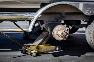 Replacing wheel on trailer with jack